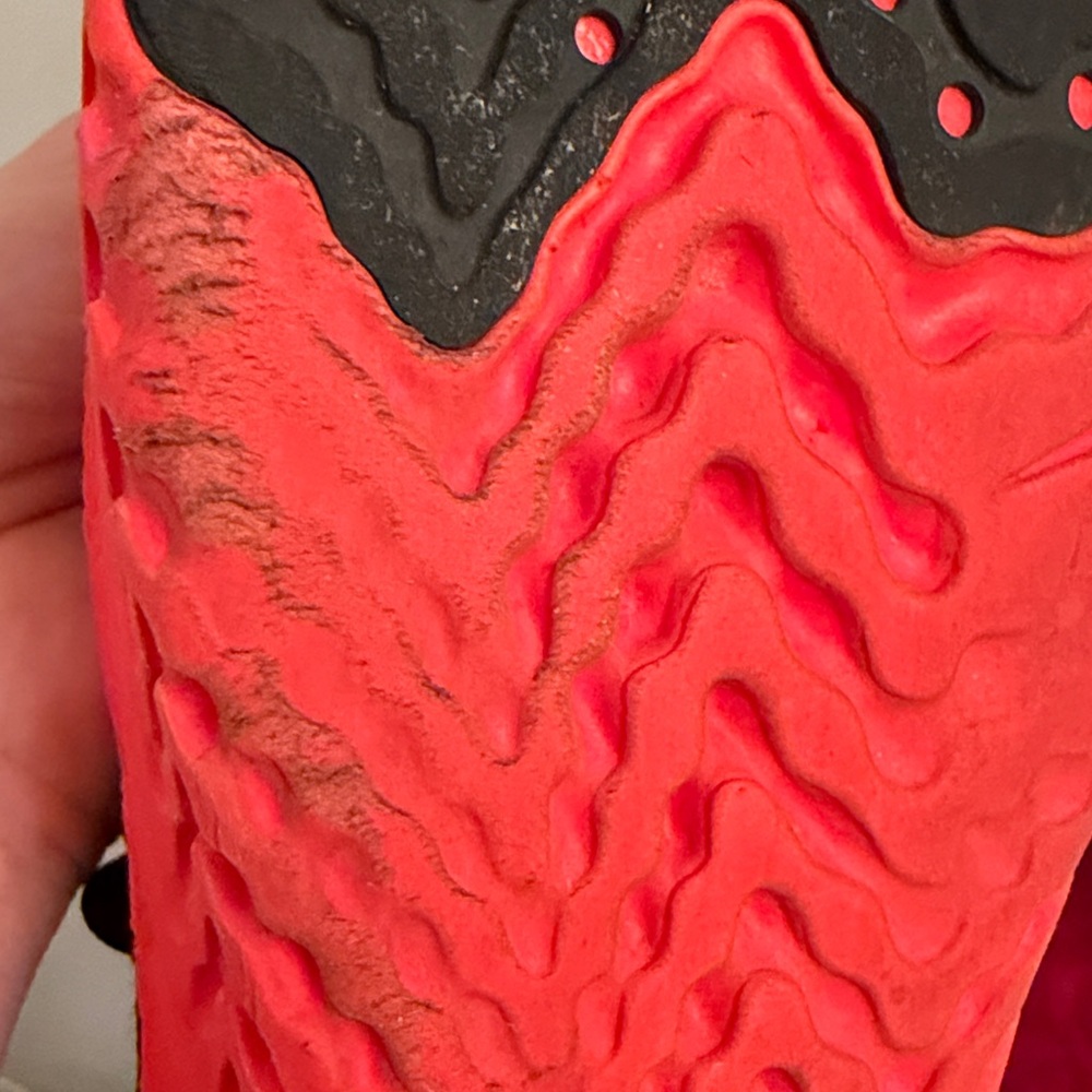 Nike men’s react flyknit 2 Black and Red Athletic Shoe - Picture 4 of 5